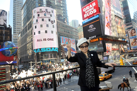 2011-11-03-Yoko_Ono_Lennon_gogo.jpg