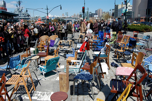 2011-11-29-1001Chairs_NYC_emptychairs.jpg