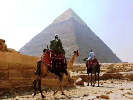 2012-02-08-GizaGreatpyramidmenoncamels.jpg