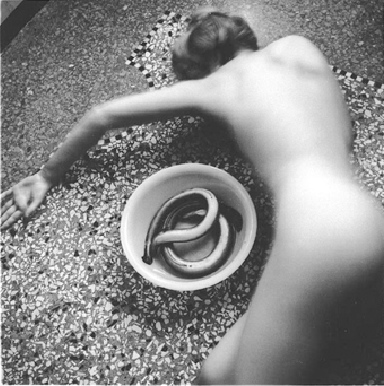 2012-03-06-francesca_woodman.jpg