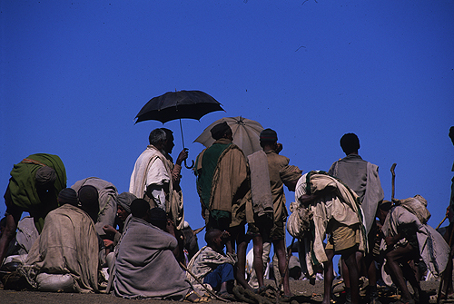 2012-03-20-HombresyparaguasLALIBELA500pxLowRes.jpg