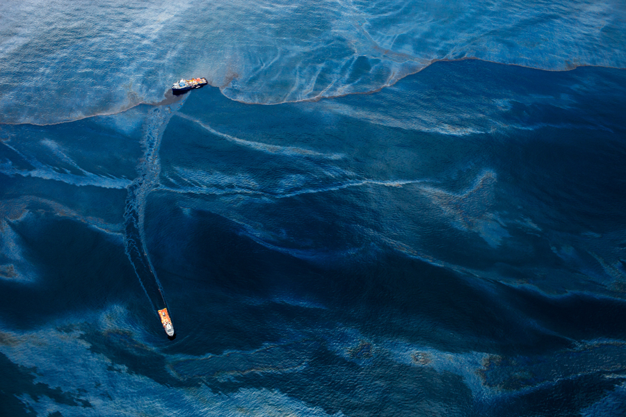 2012-03-28-daniel_beltra_oil_spill_2010.jpg