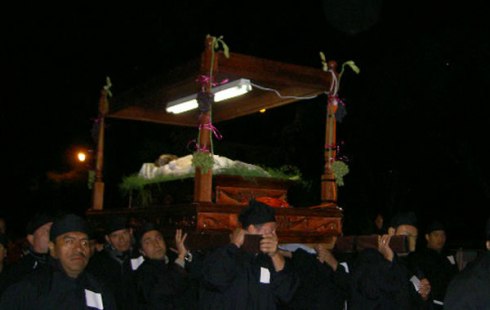 2012-04-10-jesuscatafalque.jpg