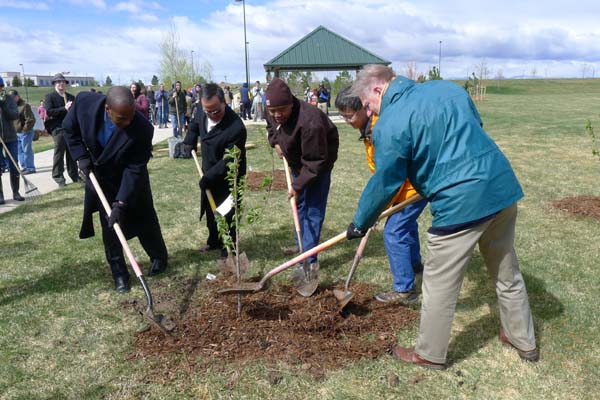 2012-04-17-treeplantingdignitarieshuffpo.jpg