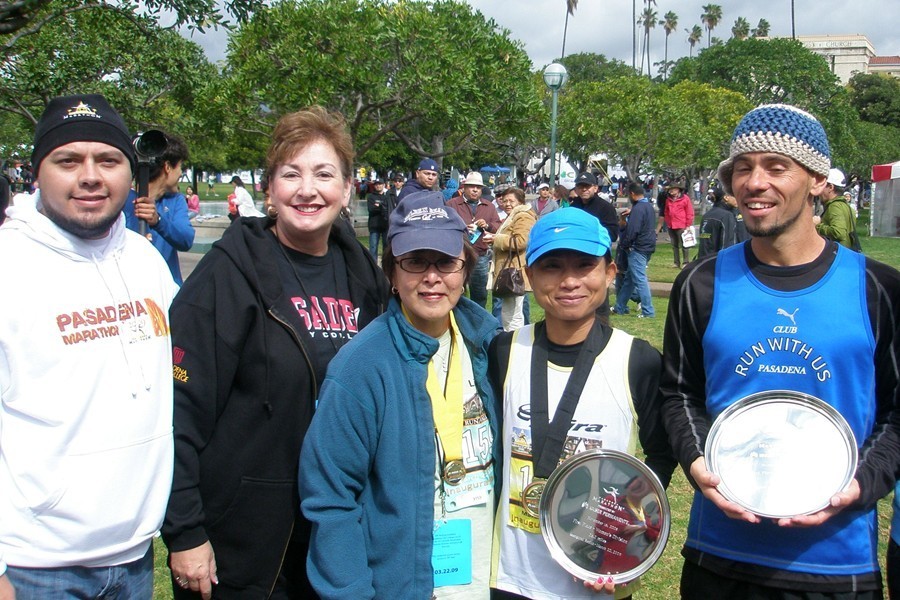 2012-05-18-SenatoratPasadenaMarathonwiththeLiuCrewparticipantsfromanotheryear.jpg