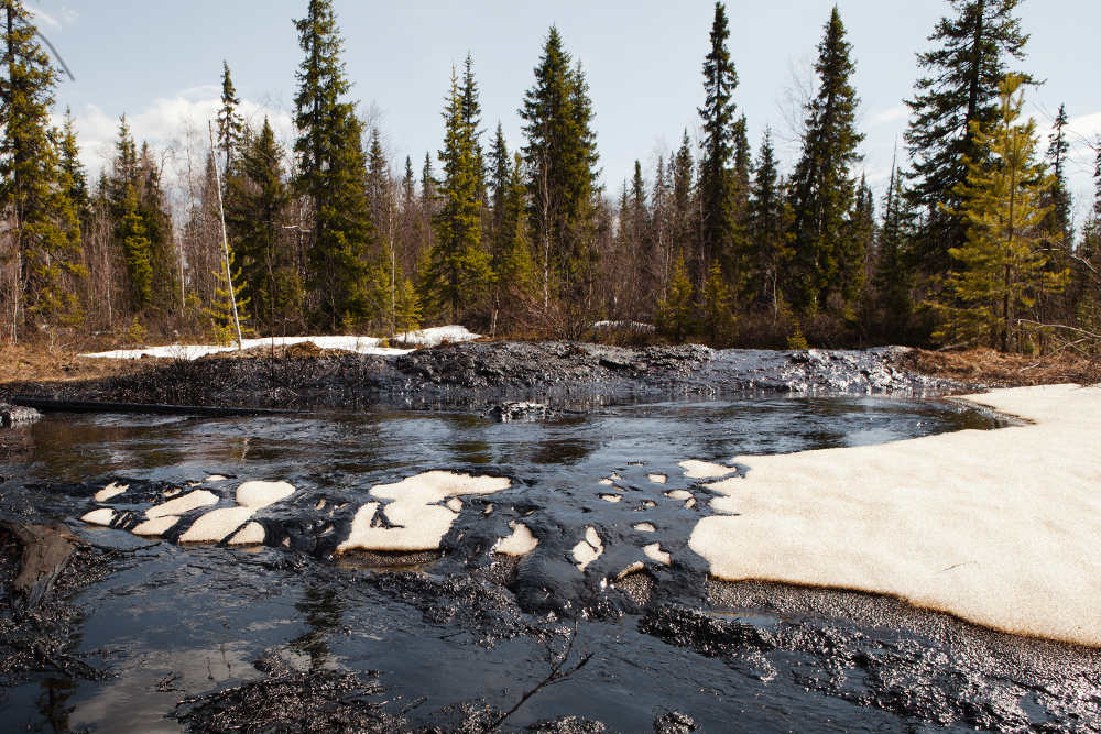 2012-05-24-120523_Russia_Oil_pipeline_spills_komi16.jpg