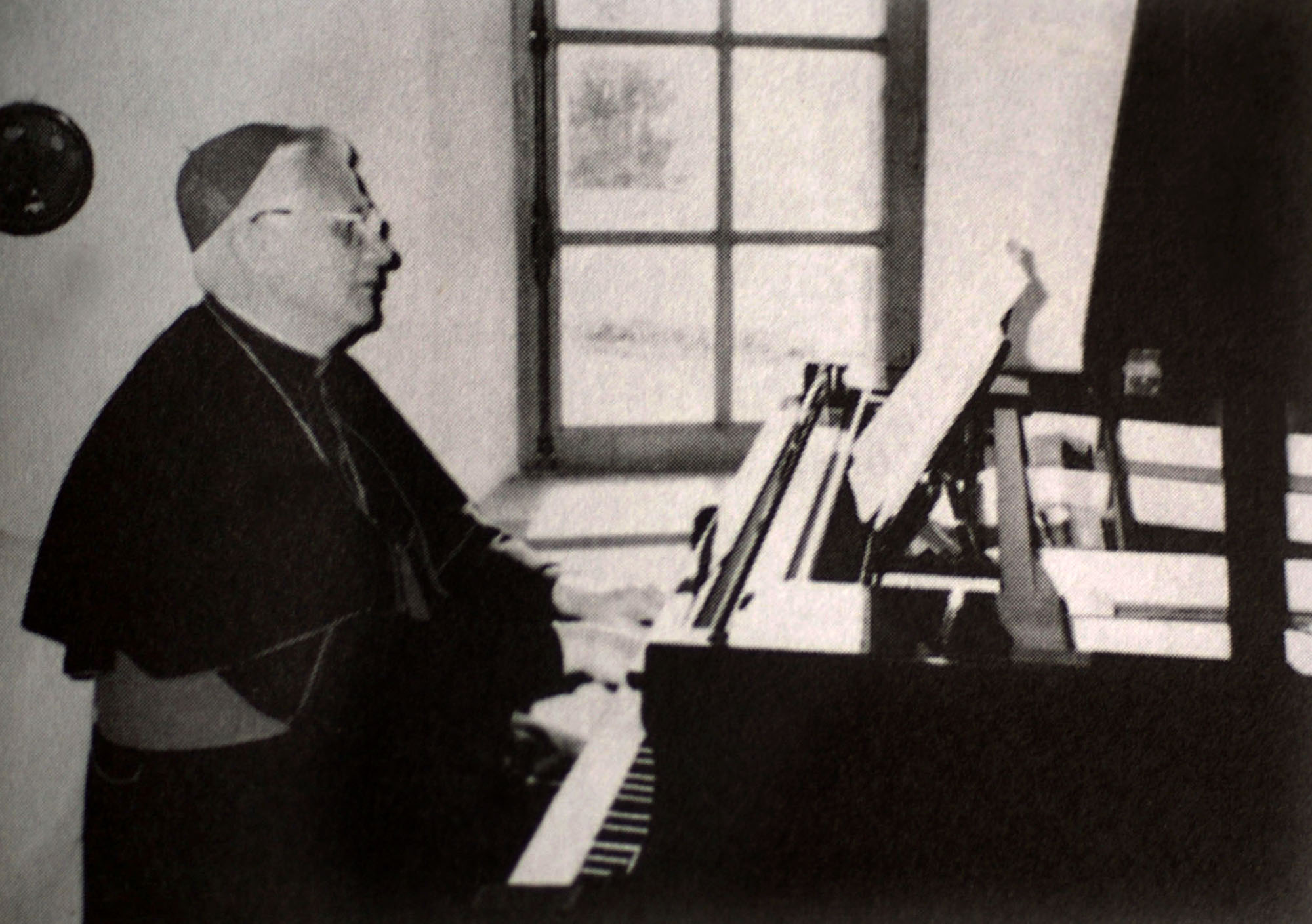 2012-06-03-popepianobandw.jpg