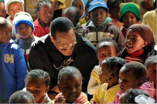 2012-09-03-bishopblakesaveafricakids.jpg