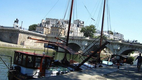 2012-09-26-BoatsbytheriverSeineinParis.jpeg