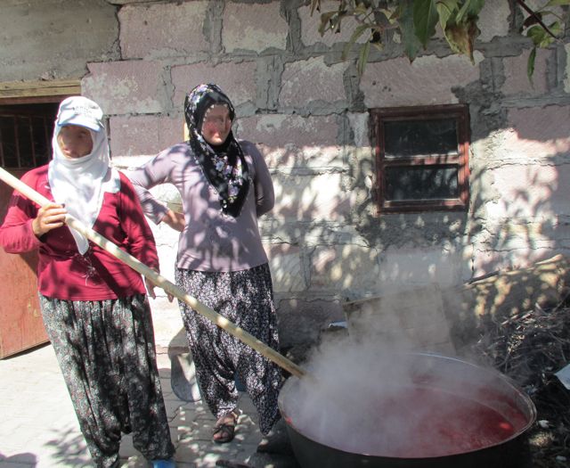 2012-09-30-TurkishFarmersStirTomatoSauce.jpg