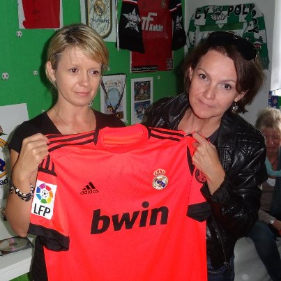 2012-11-03-EntregadelacamisetadeCasillas.jpg