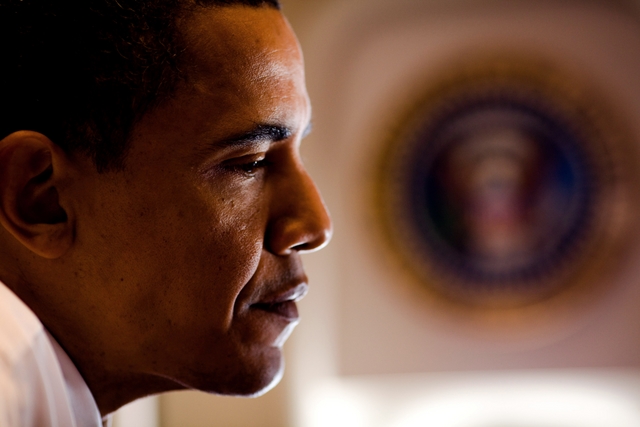 2012-11-07-0519090618085745_president_barack_obama_has_a_moment_alone_on_air_force_with_presidential_seal_in_background_m.jpg