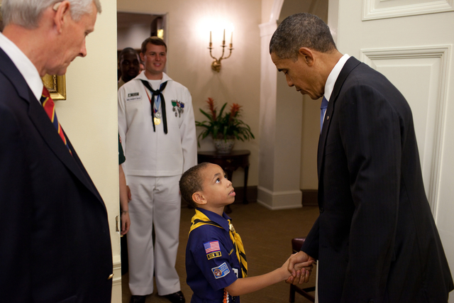 2012-11-07-0519101007163056_president_barack_obama_shaking_hands_with_a_young_cub_scout_m.jpg