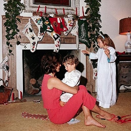 2012-12-10-AfterputtingonafamilyChristmaspageantJackieKennedytalkstohersonJohnherdaughterCarolinesurprisedbysomething.1962.jpg