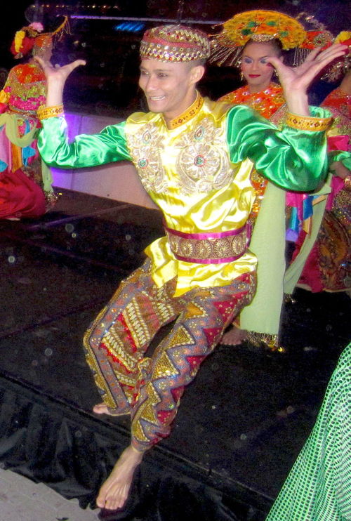 2012-12-14-indodancersml.JPG