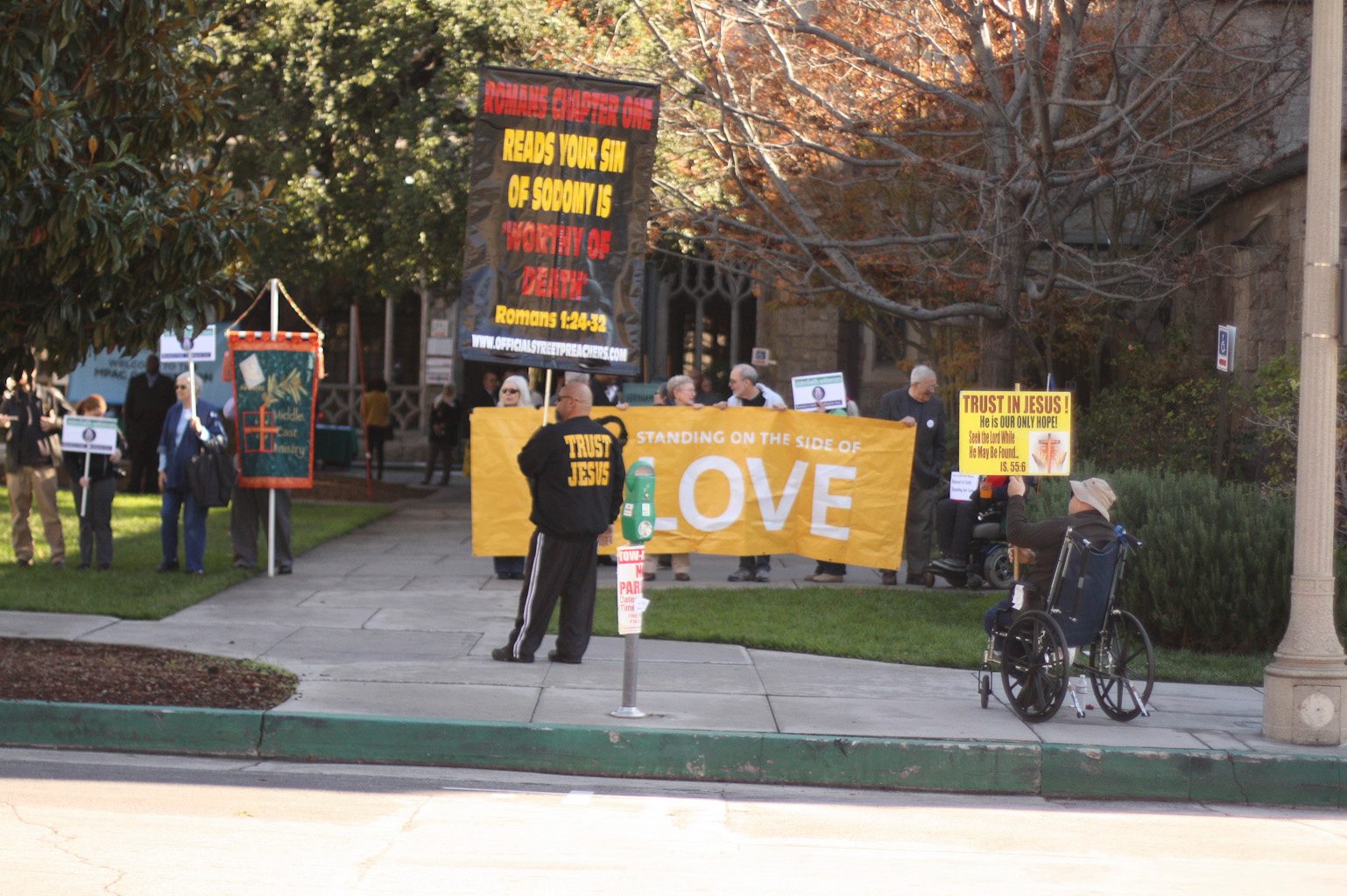 2012-12-18-counterprotest1.jpg