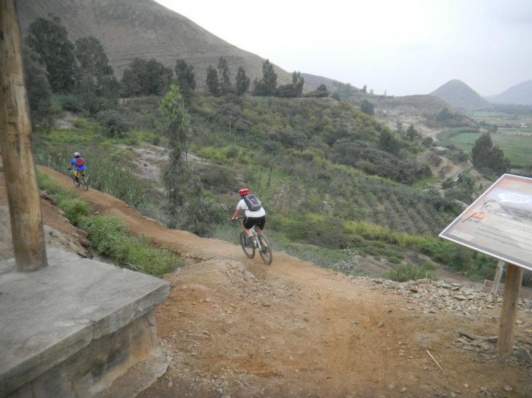 2013-01-03-RoadtoPachacamacbiketourfromLima.jpg