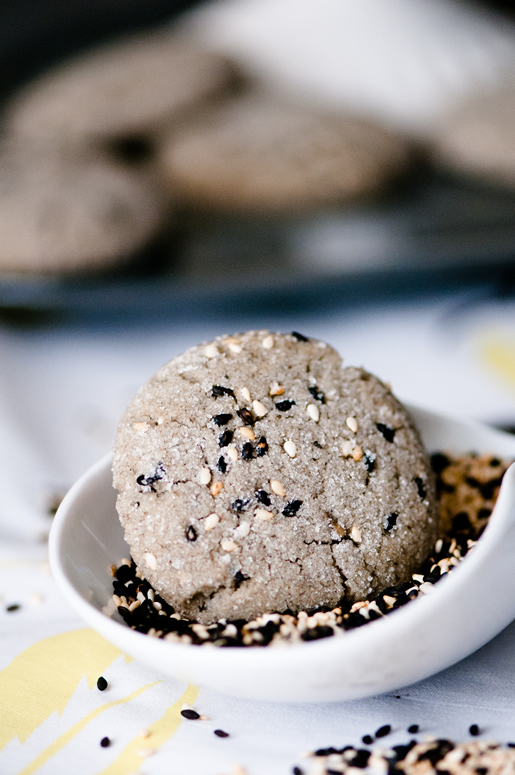 2013-01-29-cookie_sesame_black_main_1.jpg