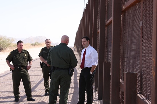 2013-02-21-RubioBorderfencewithCBPofficials.JPG