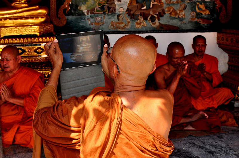 Monk_with_iPad