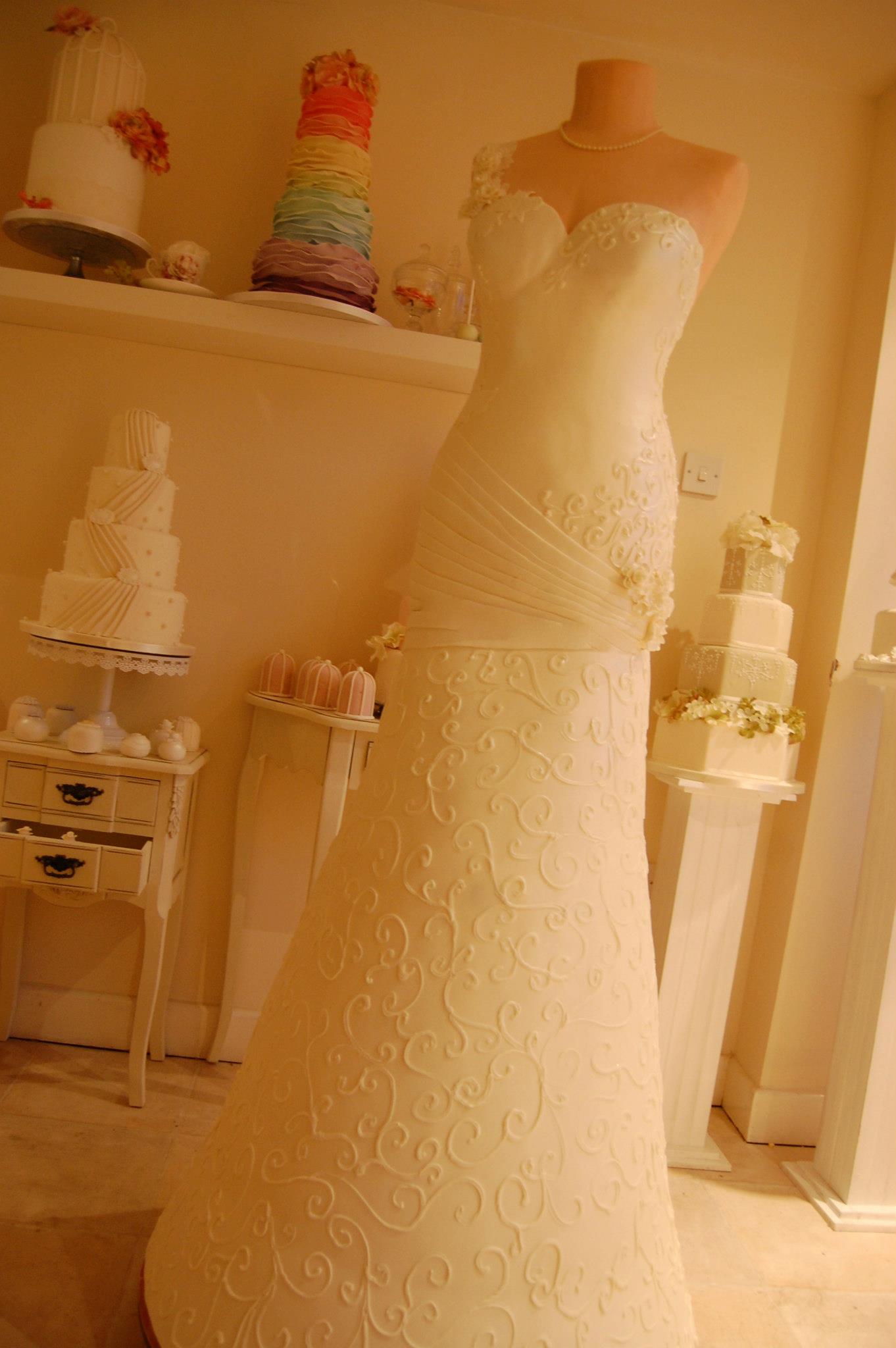 Wedding Cake Shaped Like Life Size Gown Wows At British Bridal ...