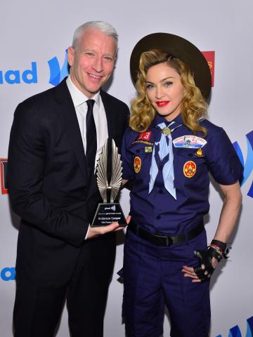 2013-04-04-Anderson_Cooper_Madonna_backstage_1.jpg