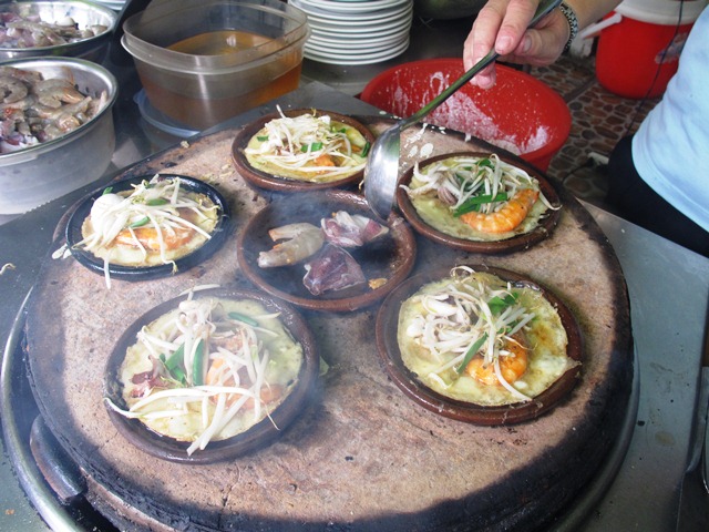 2013-04-16-bahnxeoisanotherverypopularfriedseafoodpancakeinVietnam.jpg