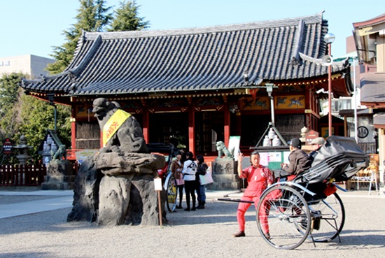 2013-04-23-HuffRickshawatAsakusaJinja.jpg