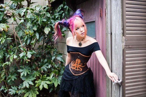 2013-04-30-130326_steampunk_magazine_girl_model_two_horns_hair_octopus_corset_3.jpg