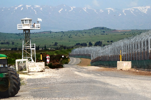 2013-05-06-p17Syrianborder.jpg