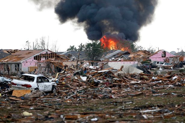 2013-05-25-AfireburnsintheTowerPlazaAdditioninMooreOklahomaafterafreakstormcauseshugedevastation1901884.jpg