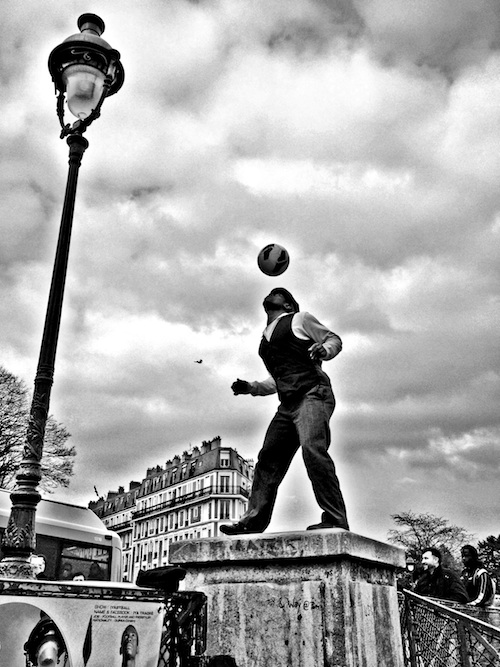 2013-06-12-StreetPerformerMontmartreParis.jpg