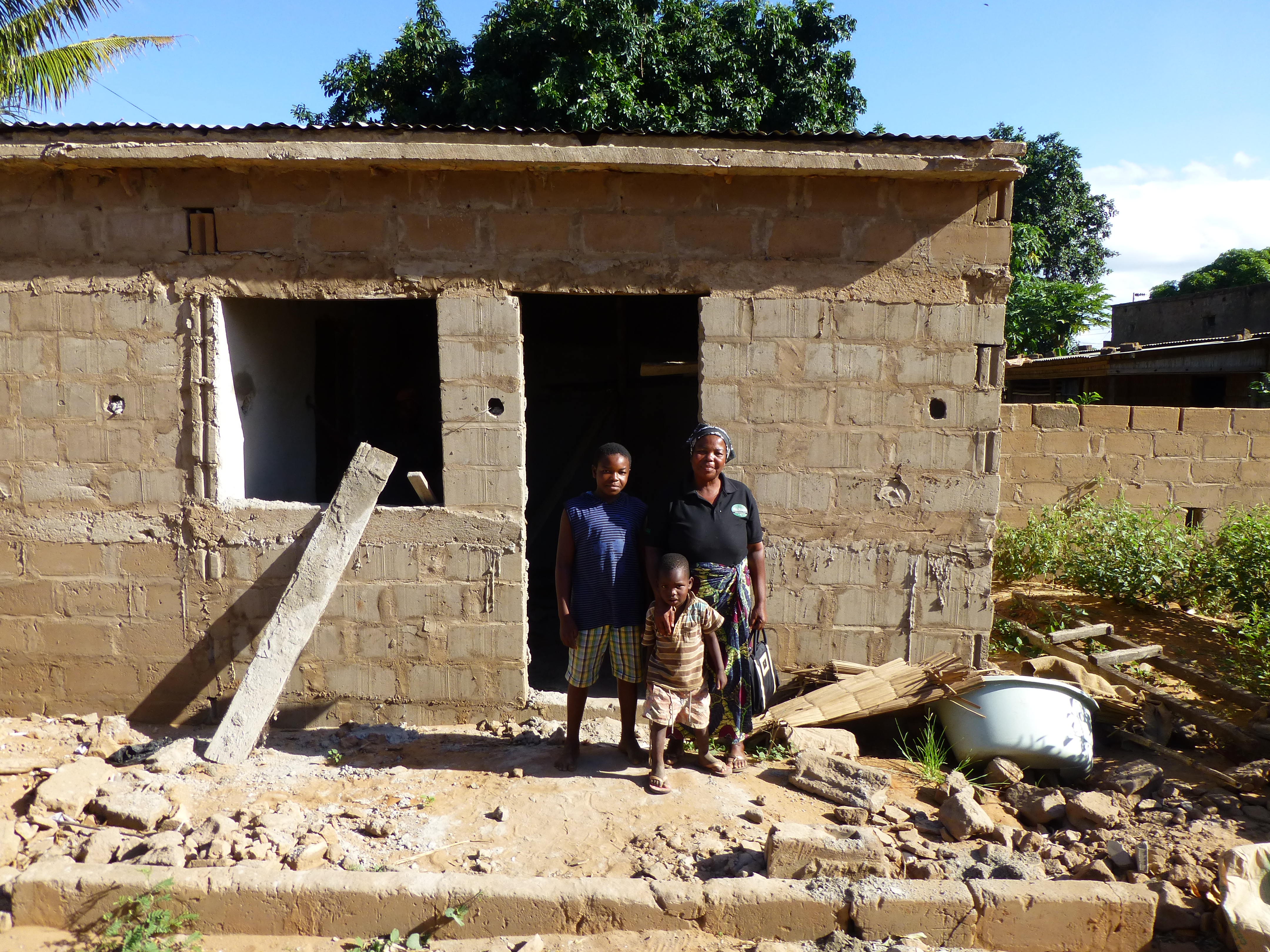 2013-07-09-JuliazardaandFamilyinMozambique.jpg