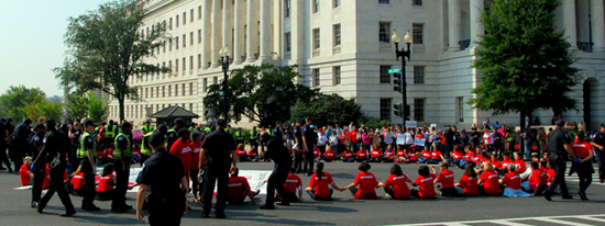 2013-09-13-100womenatcivildisobediencerally9.12.13_photobyChris_HuffPost.jpg