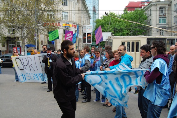 2013-09-18-MoldovaLGBTprideparadeUNmonitorspresent.JPG