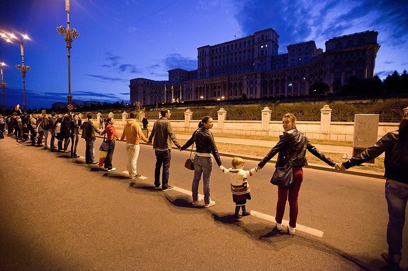 2013-09-23-humanchain.jpg