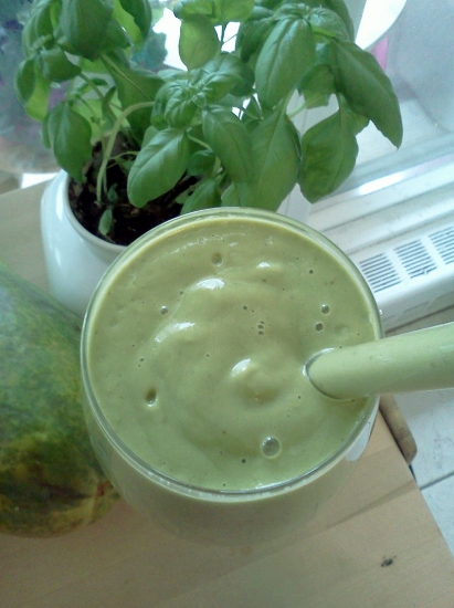 2013-10-01-avocadosmoothiekalepear411x550.jpg