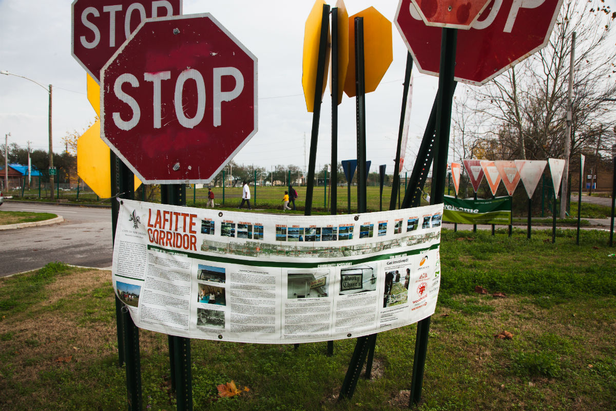 2013-10-02-Lafittestopsignsresized.jpg