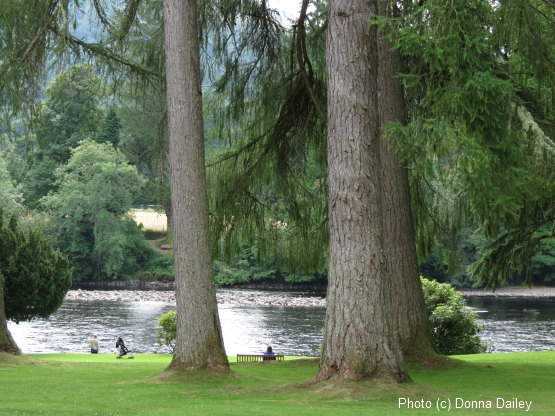 2013-10-08-River_Tay_by_Dunkeld_Cathedral.jpg
