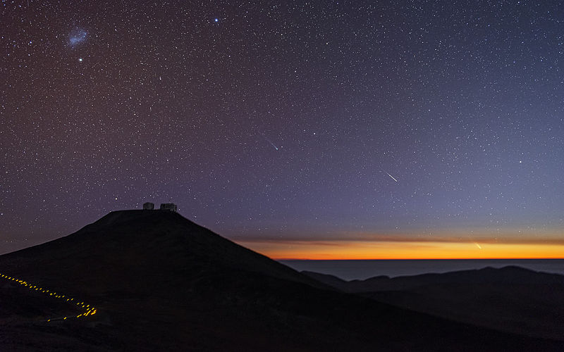 2013-10-11-800pxComets_and_Shooting_Stars_Dance_Over_Paranal_wallpaper.jpg