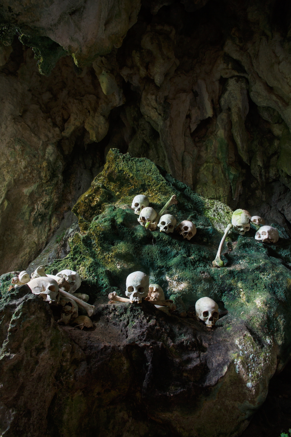 2013-11-04-BurialcaveTanaTorajaSulawesiIndonesia.JPG