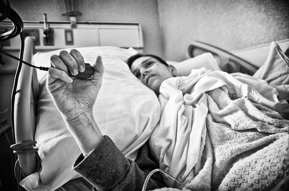 2013-11-04-RR122_A40_War_on_Cancer_2011_05_01_terminal_cancer_patient_pushes_button_for_pain_medication_Corbis_4231644324_HiRes.jpg