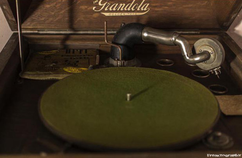 2013-12-16-abandonedhousegramophone1.jpg