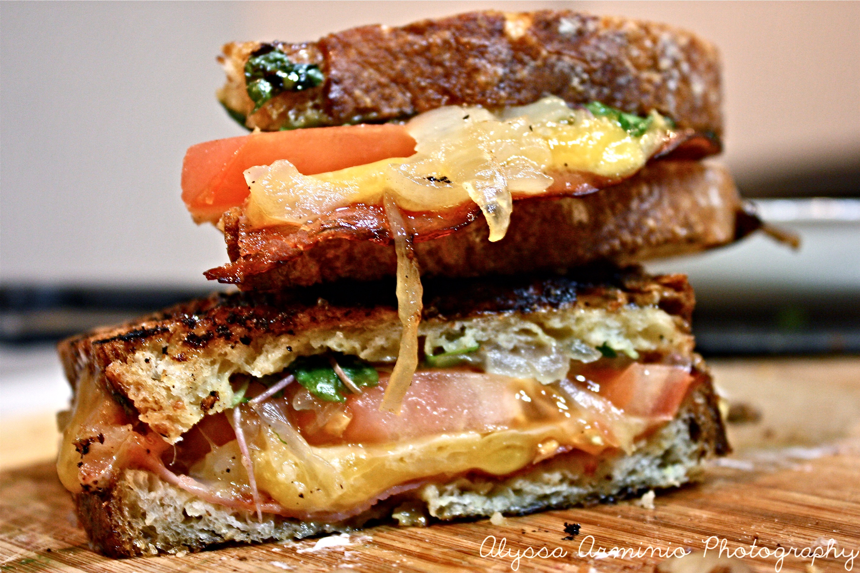 Рецепты сэндвичей на гриле. Сочный сэндвич. Бутерброды на гриле. Сэндвич сытный. Сэндвич на гриле.