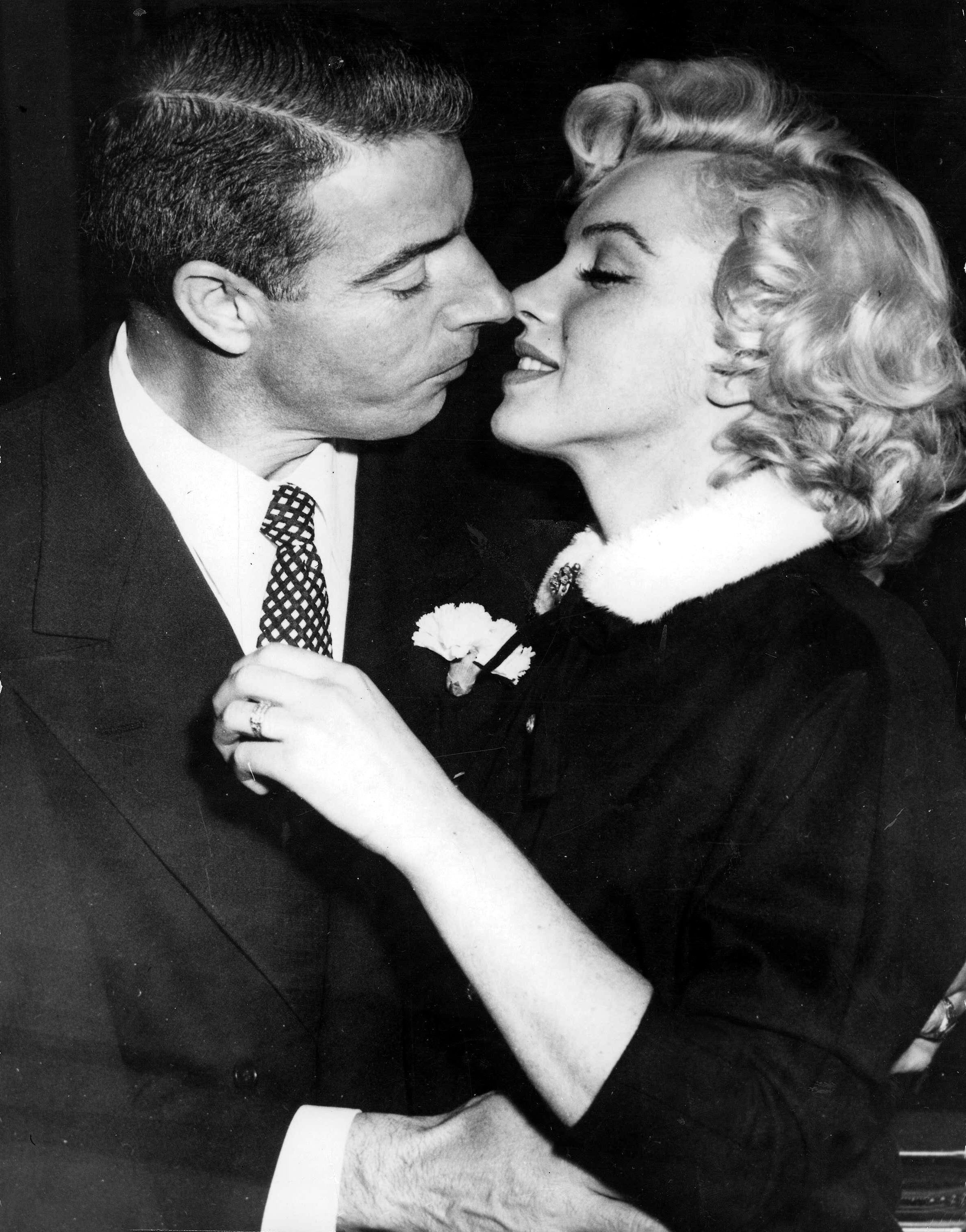 A Look Back At Marilyn Monroe And Joe Dimaggios Wedding 60 Years Later Huffpost Life 4493