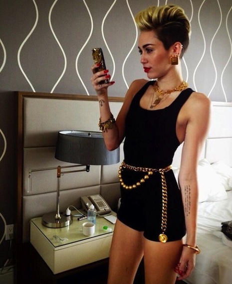 2014-01-22-MileyCyrusselfie.jpg