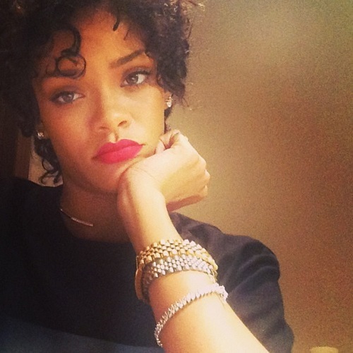 2014-01-22-RihannaselfieHP.jpg