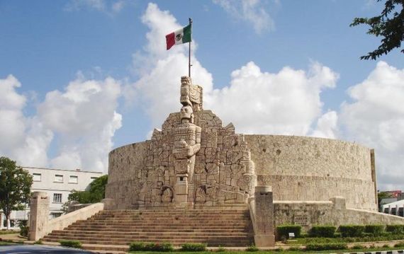 2014-03-16-800pxMonumento_Merida_Yucatan.JPG