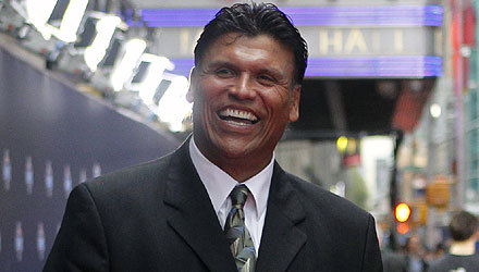 Pro Football Hall of Famer Anthony Muñoz talks to Maulers at practice