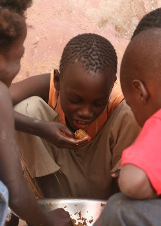 2014-04-21-ChildreninSenegalenjoyafillingmealcookedona100LiternstitutionalCookstovebyInStove.SSB.jpg